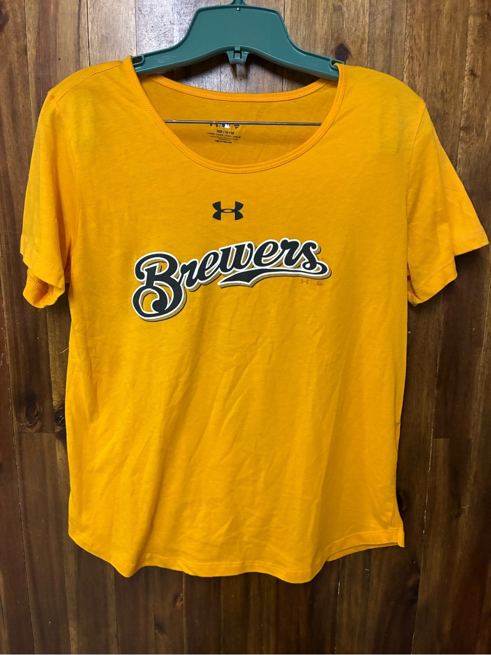 Under Armour Women’s Miwaukee Brewers Gold Crew Neck Tee (M)